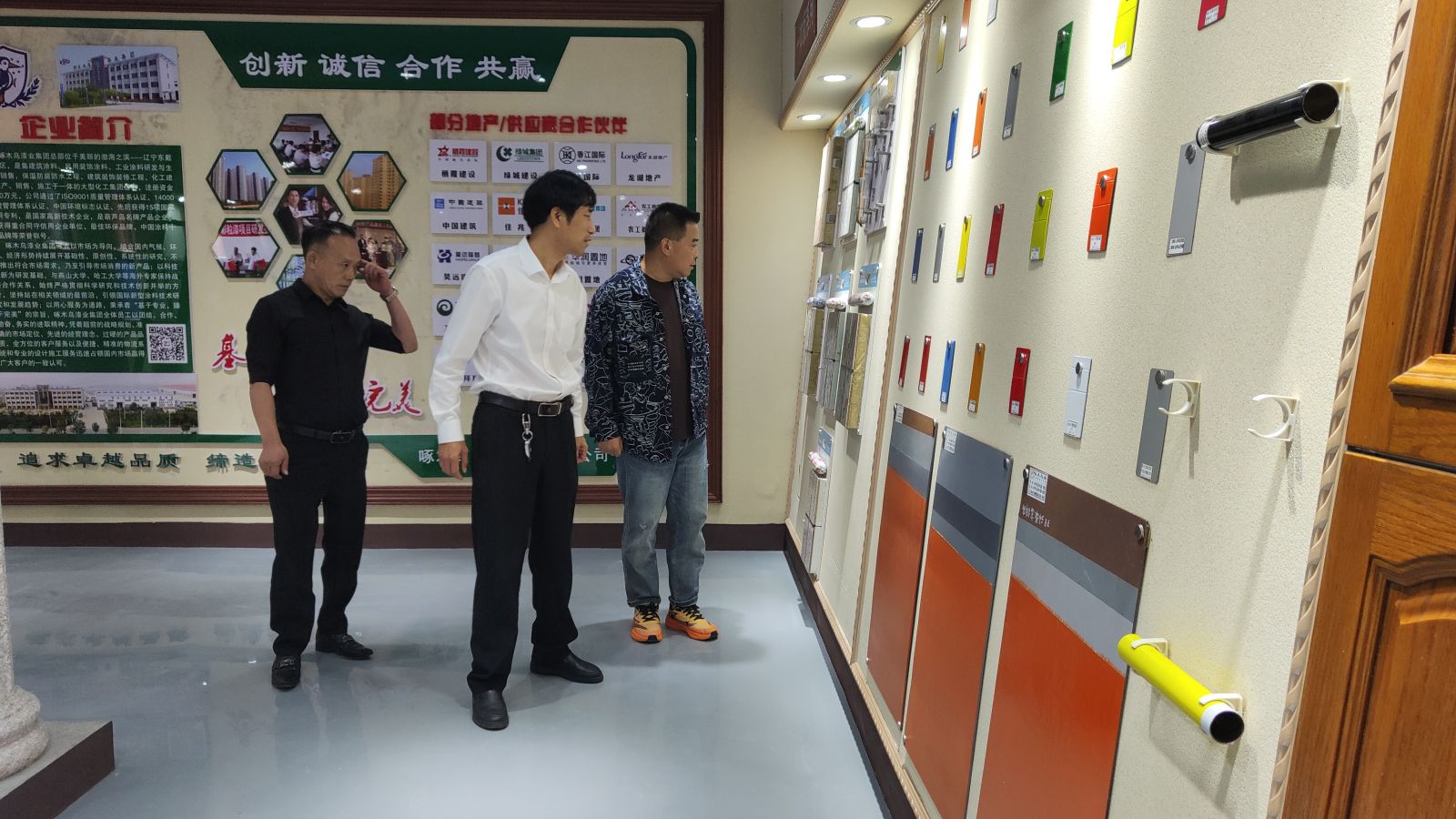 江苏泰州王总到访啄木鸟漆业集团参观考察 共促发展新机遇