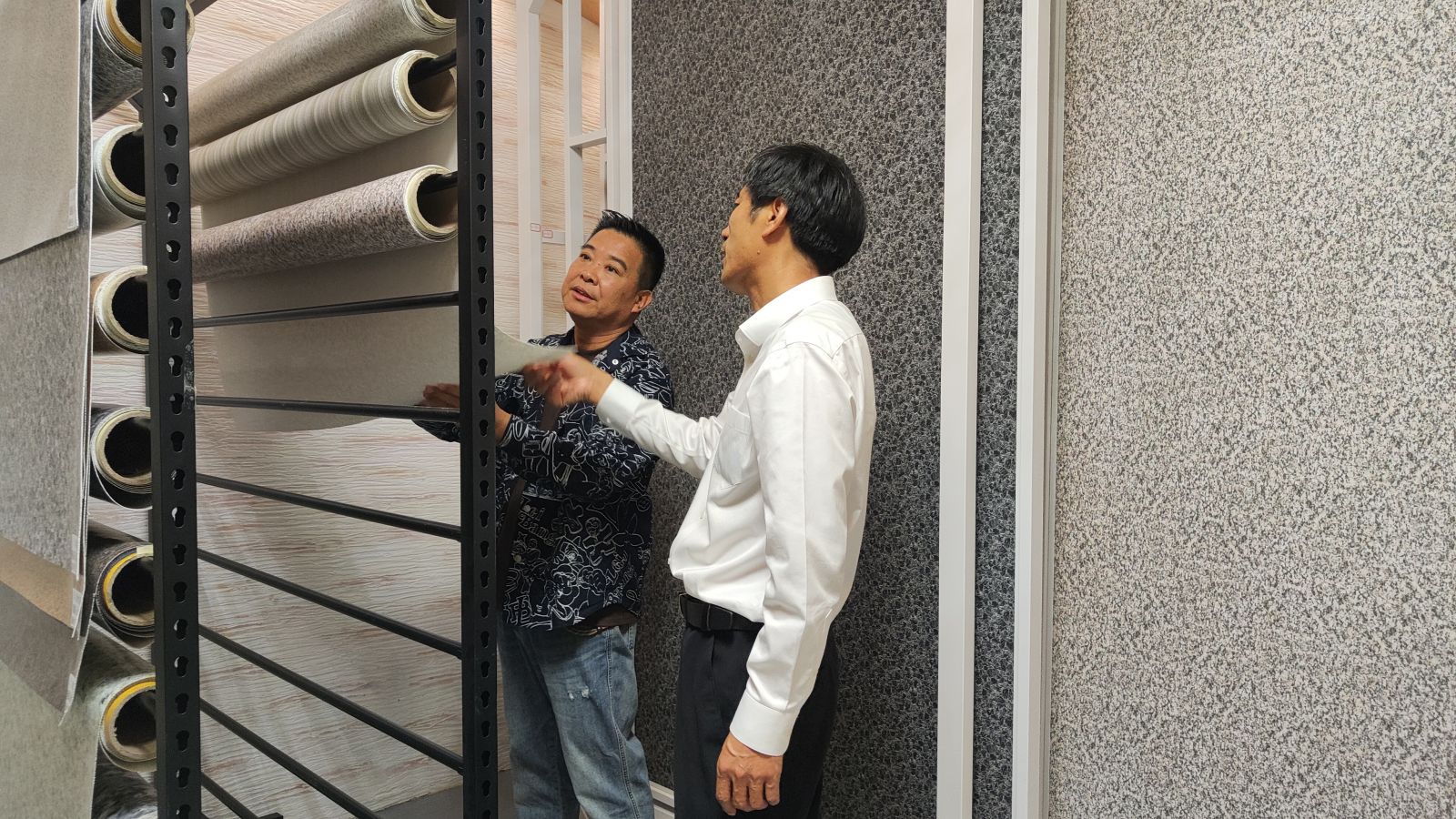 江苏泰州王总到访啄木鸟漆业集团参观考察 共促发展新机遇